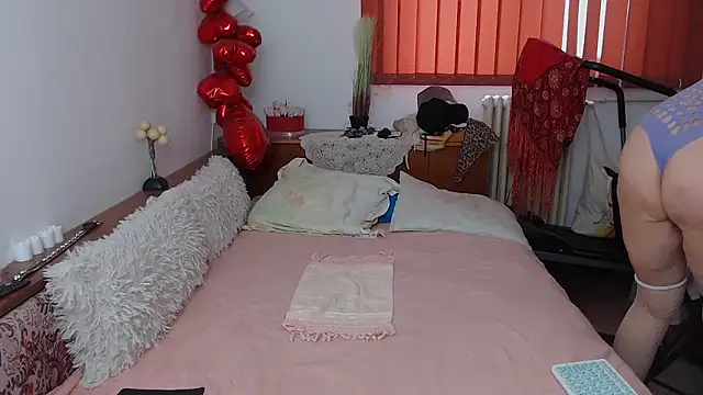 Snapshot of MilfDolores chatting on April 4, 2026, 6:44 am MilfDolores online show from April 4, 2026, 6:44 am