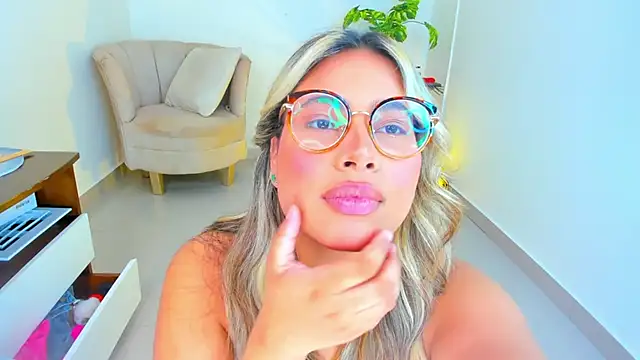 Snapshot of Carlota_peach chatting on January 22, 2025, 5:59 am Carlota peach online show from January 22, 2025, 5:59 am