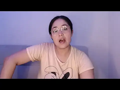 Snapshot of YummymeowW chatting on May 17, 2026, 3:37 am YummymeowW online show from May 17, 2026, 3:37 am