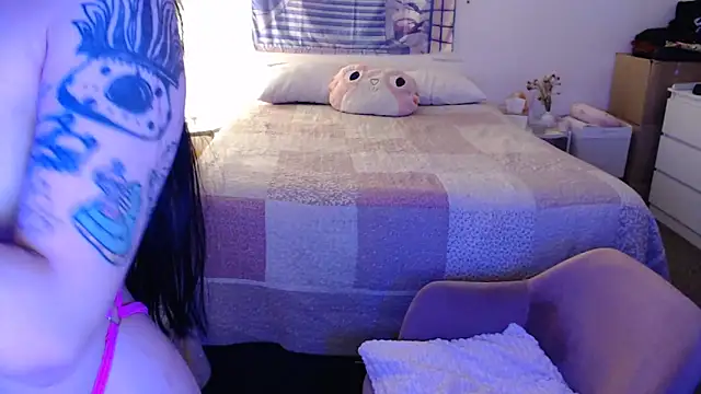 Snapshot of latinpetit chatting on November 19, 2025, 2:11 am latinpetit online show from November 19, 2025, 2:11 am