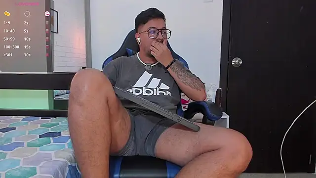 DaviidEvans  online show from October 13, 2025, 10:04 am