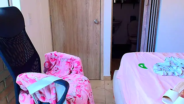 sara2520 online show from December 13, 2025, 8:58 pm