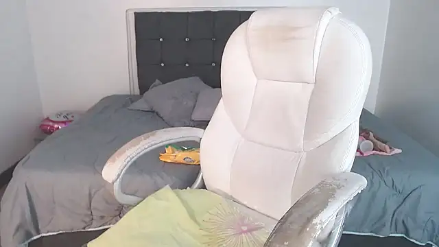 selena yourmilf online show from September 17, 2025, 5:03 pm