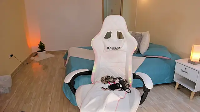 carleee winter online show from March 8, 2025, 4:01 am