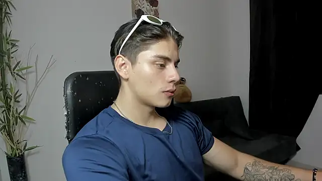 Snapshot of Giordano_Russo chatting on December 4, 2024, 5:05 am Giordano Russo online show from December 4, 2024, 5:05 am