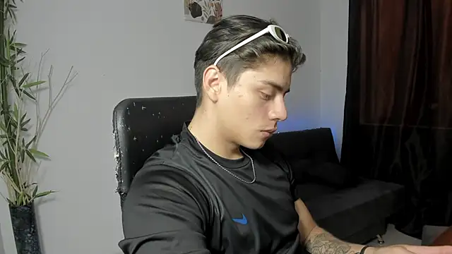 Snapshot of Giordano_Russo chatting on December 10, 2024, 5:33 pm Giordano Russo online show from December 10, 2024, 5:33 pm