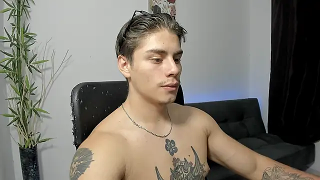 Snapshot of Giordano_Russo chatting on December 19, 2024, 6:34 am Giordano Russo online show from December 19, 2024, 6:34 am