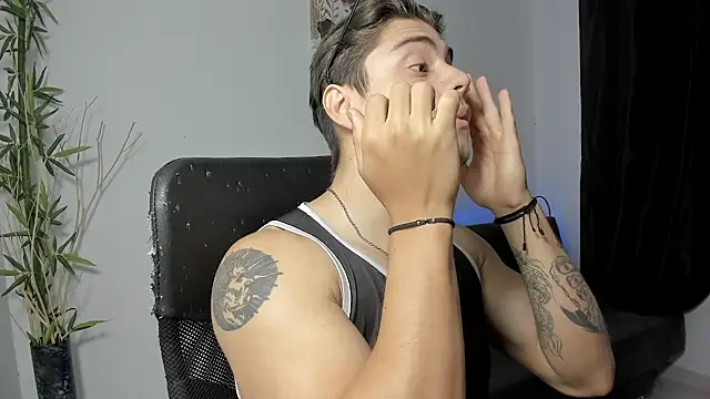 Snapshot of Giordano_Russo chatting on December 20, 2024, 8:12 pm Giordano Russo online show from December 20, 2024, 8:12 pm