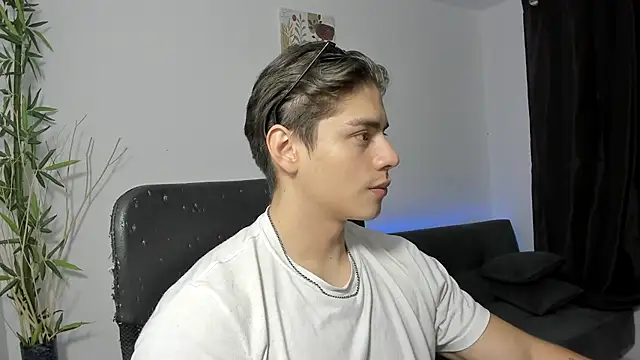 Snapshot of Giordano_Russo chatting on December 24, 2024, 8:49 pm Giordano Russo online show from December 24, 2024, 8:49 pm