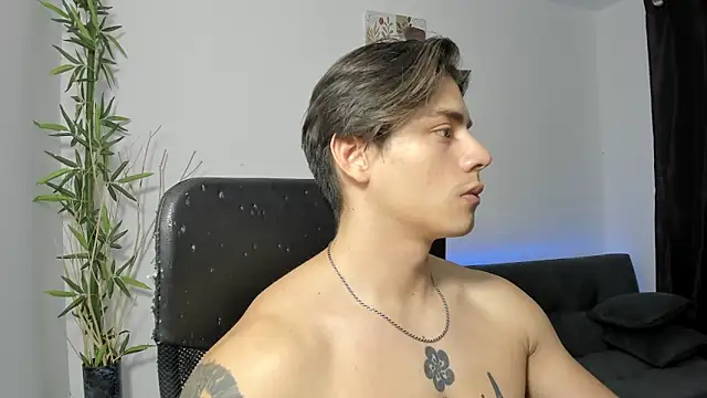 Snapshot of Giordano_Russo chatting on December 25, 2024, 1:10 am Giordano Russo online show from December 25, 2024, 1:10 am