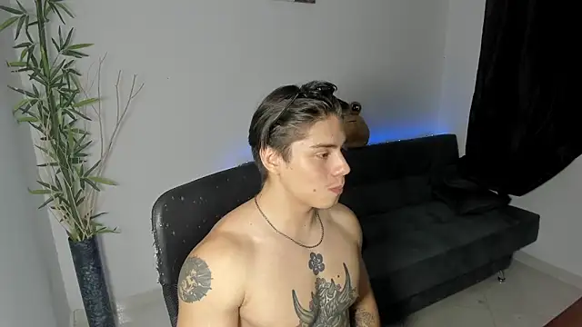 Snapshot of Giordano_Russo chatting on December 28, 2024, 2:43 am Giordano Russo online show from December 28, 2024, 2:43 am