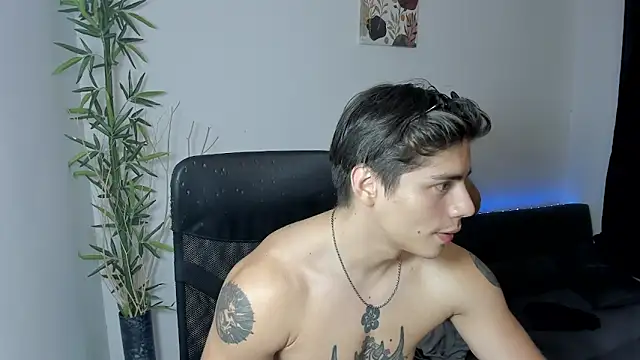 Snapshot of Giordano_Russo chatting on December 29, 2024, 1:24 am Giordano Russo online show from December 29, 2024, 1:24 am