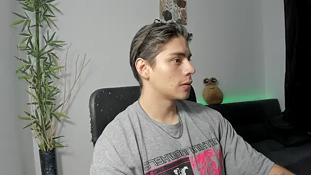 Snapshot of Giordano_Russo chatting on December 31, 2024, 2:19 am Giordano Russo online show from December 31, 2024, 2:19 am