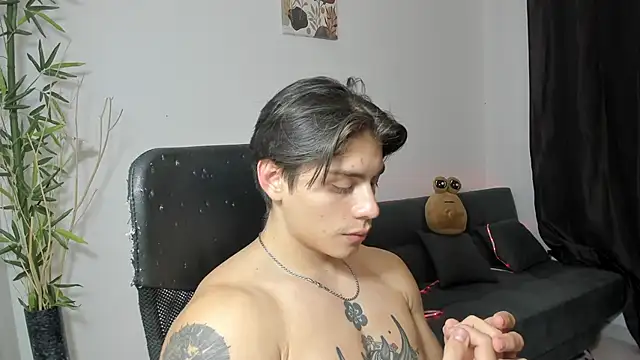 Snapshot of Giordano_Russo chatting on January 4, 2025, 5:48 am Giordano Russo online show from January 4, 2025, 5:48 am