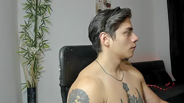 Snapshot of Giordano_Russo chatting on January 12, 2025, 10:22 pm Giordano Russo online show from January 12, 2025, 10:22 pm