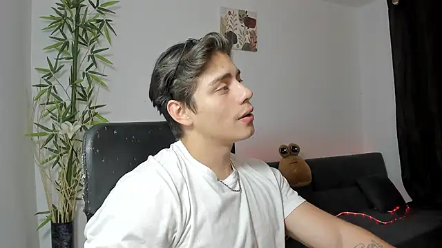 Snapshot of Giordano_Russo chatting on January 13, 2025, 1:23 am Giordano Russo online show from January 13, 2025, 1:23 am