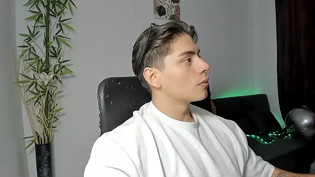 Snapshot of Giordano_Russo chatting on January 23, 2025, 4:59 pm Giordano Russo online show from January 23, 2025, 4:59 pm