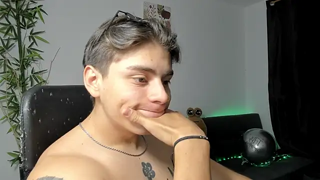 Snapshot of Giordano_Russo chatting on January 29, 2025, 7:43 pm Giordano Russo online show from January 29, 2025, 7:43 pm