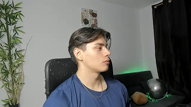 Snapshot of Giordano_Russo chatting on January 31, 2025, 12:17 am Giordano Russo online show from January 31, 2025, 12:17 am