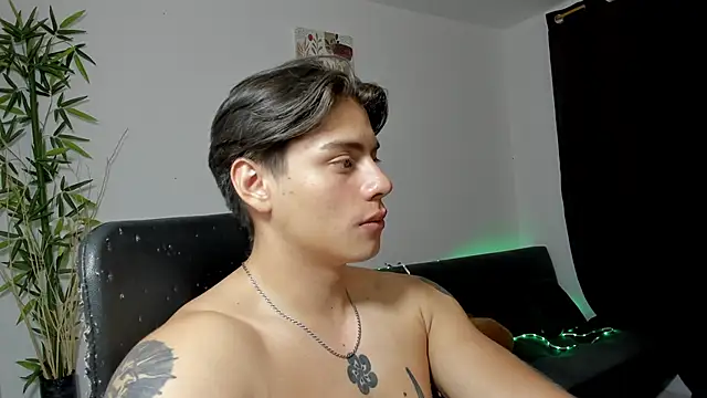 Snapshot of Giordano_Russo chatting on February 6, 2025, 2:44 am Giordano Russo online show from February 6, 2025, 2:44 am