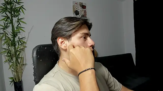 Snapshot of Giordano_Russo chatting on February 9, 2025, 12:39 am Giordano Russo online show from February 9, 2025, 12:39 am