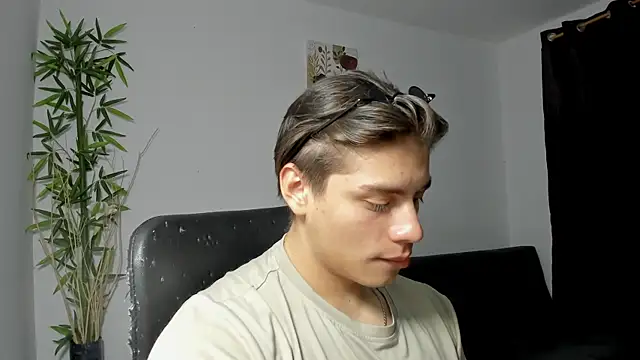 Snapshot of Giordano_Russo chatting on February 9, 2025, 3:43 am Giordano Russo online show from February 9, 2025, 3:43 am