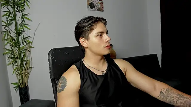 Snapshot of Giordano_Russo chatting on February 12, 2025, 2:35 am Giordano Russo online show from February 12, 2025, 2:35 am