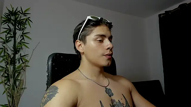 Snapshot of Giordano_Russo chatting on February 15, 2025, 11:58 pm Giordano Russo online show from February 15, 2025, 11:58 pm