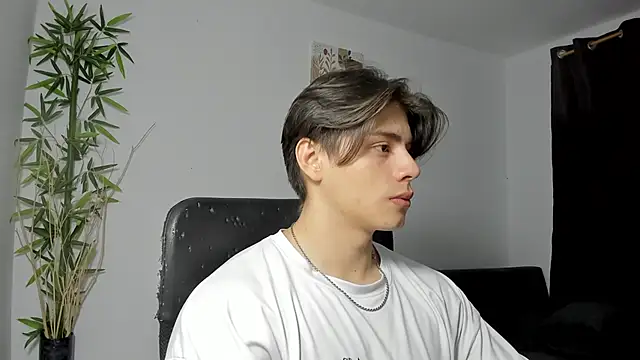 Snapshot of Giordano_Russo chatting on February 21, 2025, 2:39 am Giordano Russo online show from February 21, 2025, 2:39 am