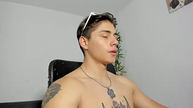 Snapshot of Giordano_Russo chatting on March 16, 2025, 10:09 pm Giordano Russo online show from March 16, 2025, 10:09 pm