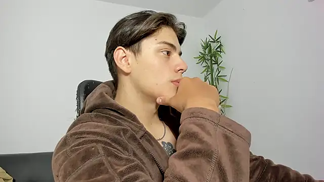 Snapshot of Giordano_Russo chatting on March 19, 2025, 1:51 pm Giordano Russo online show from March 19, 2025, 1:51 pm