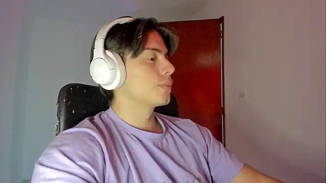 Snapshot of Giordano_Russo chatting on October 17, 2025, 8:33 pm Giordano Russo online show from October 17, 2025, 8:33 pm