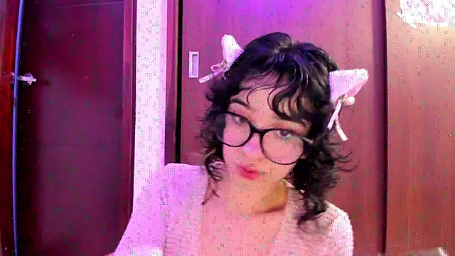 Snapshot of _Lunnaa_ chatting on October 27, 2025, 12:58 am  Lunnaa  online show from October 27, 2025, 12:58 am