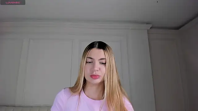 Snapshot of NiaHolland chatting on April 25, 2026, 8:28 pm NiaHolland online show from April 25, 2026, 8:28 pm