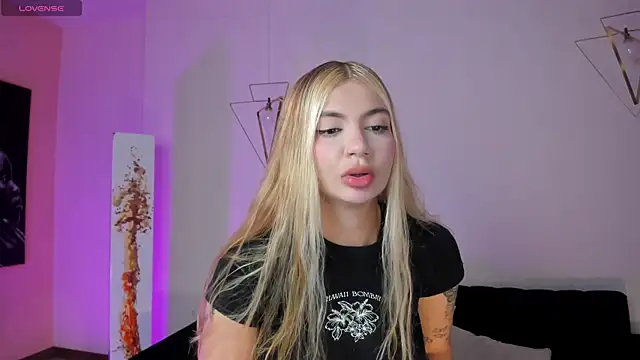 NiaHolland online show from June 6, 2026, 8:13 pm