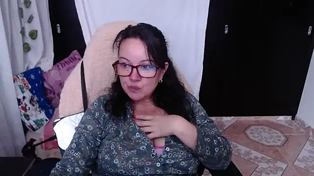 Snapshot of Sonialorens_ chatting on December 18, 2024, 5:31 pm Sonialorens  online show from December 18, 2024, 5:31 pm