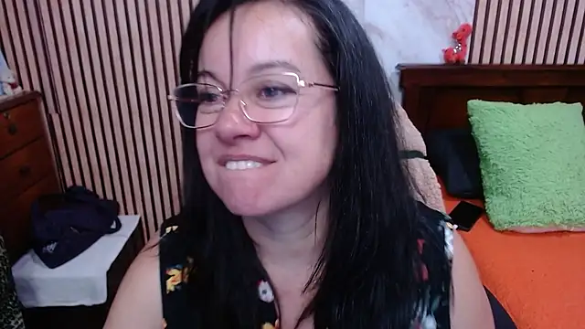 Snapshot of Sonialorens_ chatting on October 17, 2025, 9:50 pm Sonialorens  online show from October 17, 2025, 9:50 pm