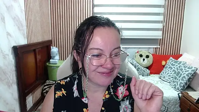 Sonialorens  online show from May 4, 2026, 10:17 pm