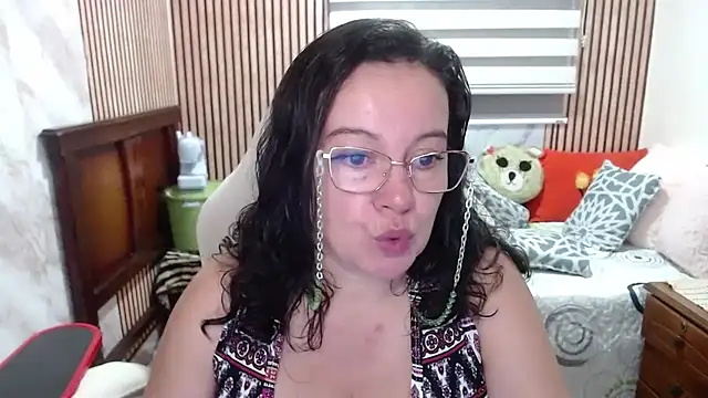 Sonialorens  online show from May 6, 2026, 4:12 pm
