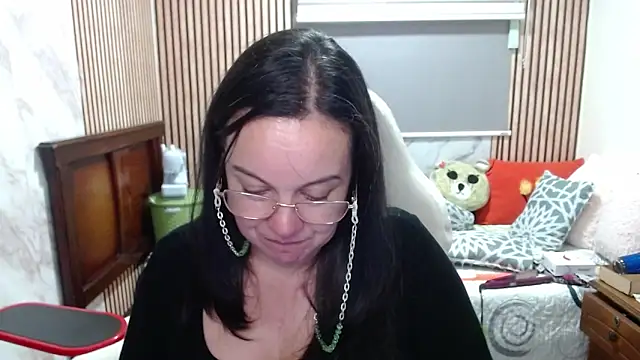Sonialorens  online show from May 9, 2026, 1:00 am
