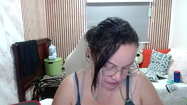 Sonialorens  online show from May 12, 2026, 4:04 pm