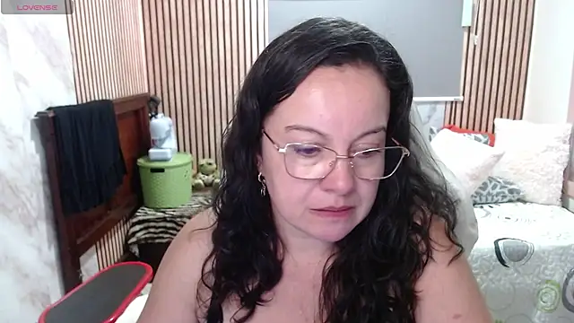 Sonialorens  online show from May 19, 2026, 9:32 pm