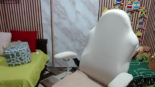 Sonialorens  online show from July 18, 2026, 4:11 pm