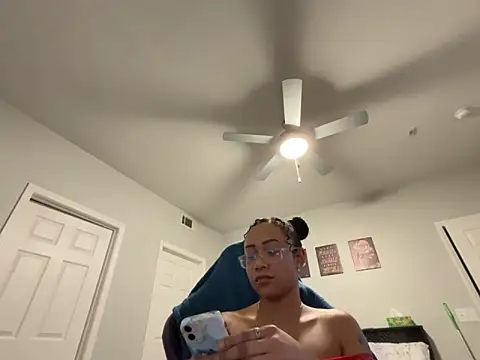 Snapshot of RylHoneyy chatting on February 8, 2026, 3:54 am RylHoneyy online show from February 8, 2026, 3:54 am