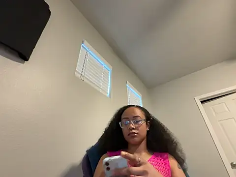 Snapshot of RylHoneyy chatting on February 10, 2026, 12:48 am RylHoneyy online show from February 10, 2026, 12:48 am