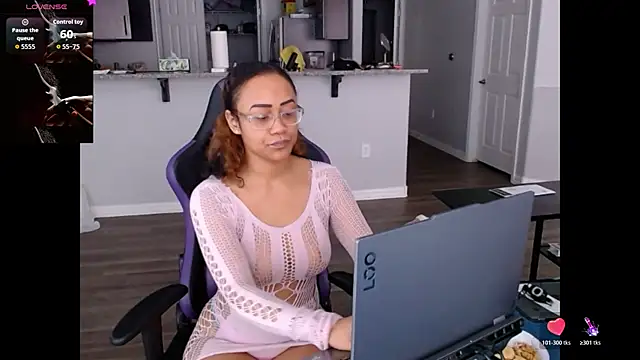 Snapshot of RylHoneyy chatting on July 18, 2026, 6:01 pm RylHoneyy online show from July 18, 2026, 6:01 pm