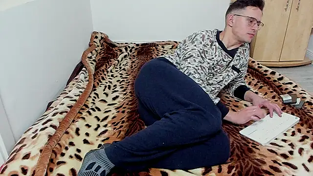 Snapshot of sexxymuscles4u chatting on December 21, 2024, 12:49 pm sexxymuscles4u online show from December 21, 2024, 12:49 pm