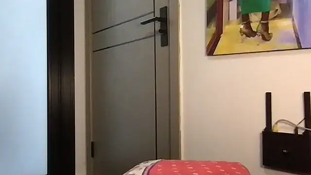 Snapshot of choco_petite chatting on April 1, 2026, 12:06 pm choco petite online show from April 1, 2026, 12:06 pm