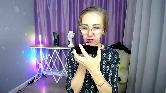 queen a n i online show from October 6, 2025, 9:18 am