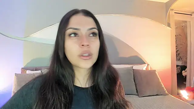 Nicolle W online show from November 12, 2025, 11:43 am